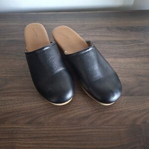 Universal Thread Magnolia Clogs
